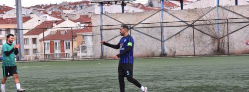 Şevki forvet oynadı