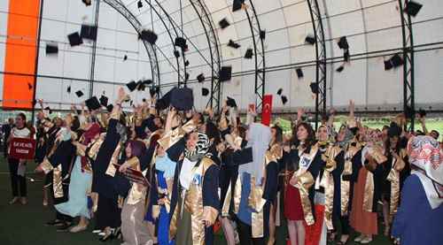 Şeyh Edebali'de mezuniyet sevinci