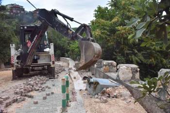 Şeyh Edebali Türbesi’Ne Giden Yol Araç Trafiğine Kapatılıyor

