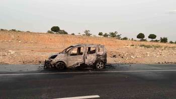 Seyir Halindeki Hafif Ticari Araç Alev Alev Yandı
