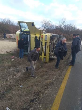 Seyir Halindeki Kamyon Devrildi; Sürücü Yaralandı
