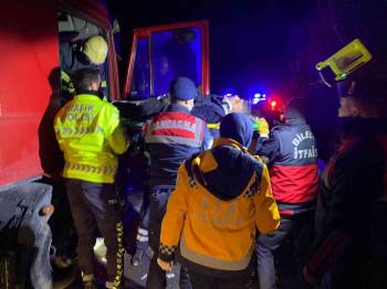Seyir Halindeki Kamyon Tıra Arkadan Çarptı, 2 Kişi Yaralandı
