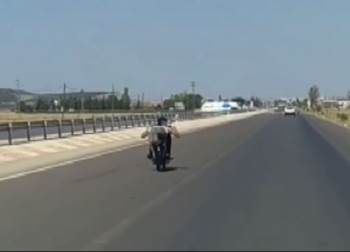 Seyir Halindeki Motosikletin Üzerine Yatan Genç Ölümle Dans Etti
