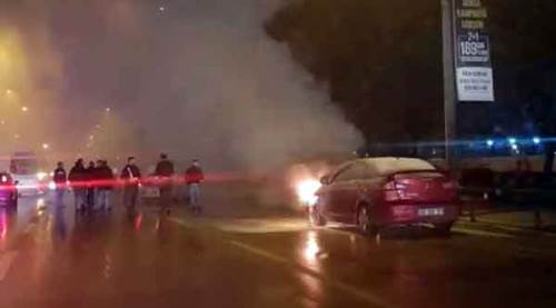 Seyir halindeki otomobil alev alev yandı