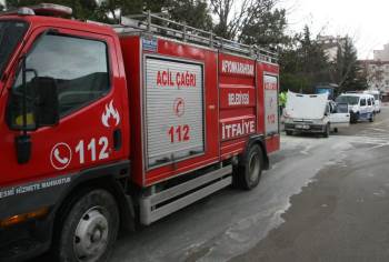 Seyir Halindeki Otomobilde Çıkan Yangın Paniğe Neden Oldu
