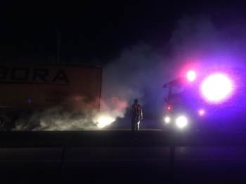 Seyir Halindeki Tırın Lastikleri Alev Aldı
