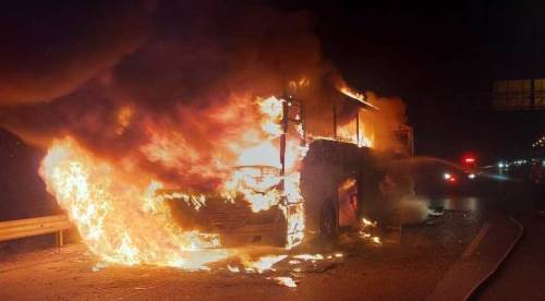 Seyir halindeyken alev aldı: Yolcular canlarını zor kurtardı