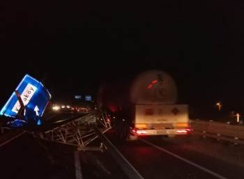 Seyir Halindeyken Bir Anda Damperi Açılan Kamyon Yön Levhasına Devirdi
