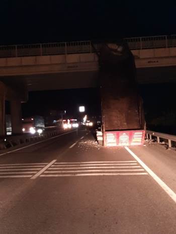 Seyir Halindeyken Dorsesi Açılan Kamyon Köprüye Çarptı
