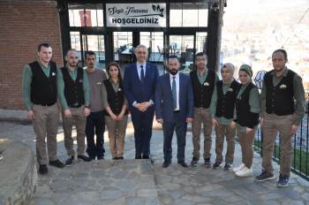 Seyir Terasına Eğitimli Kadro
