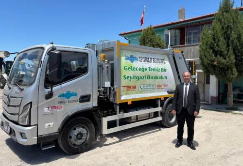 Seyitgazi Belediyesi’ne çöp toplama aracı hibe edildi