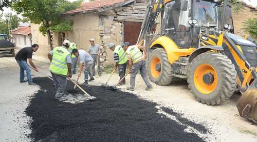 Seyitgazi'de asfalt ve yama çalışmaları