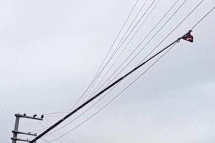 Seyitgazi’de fırtına 30 metrelik bayrak direğini devirdi