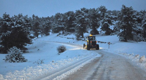 Seyitgazi'de kar ulaşımı engelledi