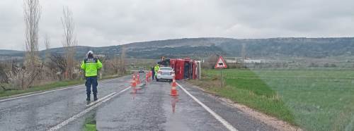 Seyitgazi-Kırka yolunda kaza: Tır devrildi