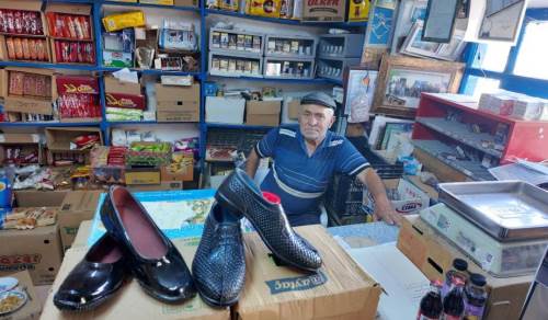 Seyitgazi’nin 60 yıllık tarihi bakkalı hala ayakta!