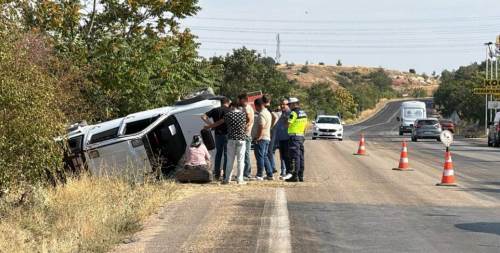 Seyitgazi yolunda korkutan kaza! Takla atan kamyonetteki 2 kişi yaralandı
