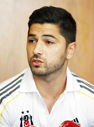 Sezer Öztürk bıçaklandı