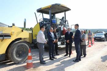 Sıcak Asfalt Çalışmalarını İnceledi
