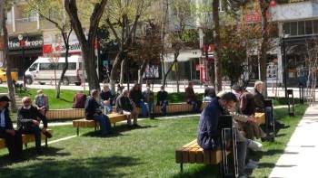 Sıcak Hava Bileciklileri Sokağa Döktü
