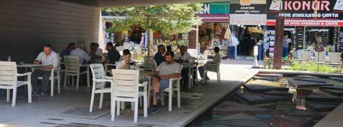 Sıcak Havalarda Serin Kaçış: Gölgede Kalan Çay Bahçeleri Doldu Taştı