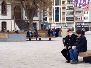 Sıcak Havayı Gören Kendini Dışarı Attı
