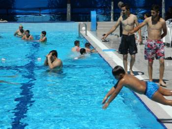 Sıcaktan Bunalan Havuzda Serinledi
