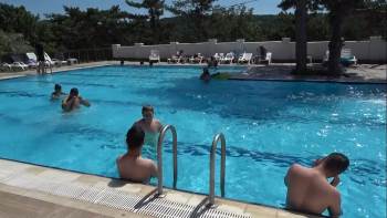 Sıcaktan Bunalan Vatandaşlar Termal Havuzlara Koşuyor
