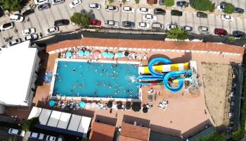 Sıcaktan Bunalan Vatandaşlar Termal Havuzlara Koşuyor
