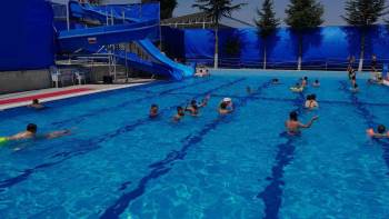 Sıcaktan Bunalanlar Kendini Havuza Bıraktı
