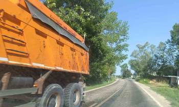 Sıcaktan Eriyen Asfalta Ekipler Kum Döktü
