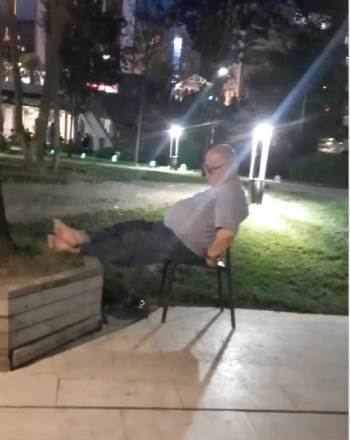 Sıcaktan Evde Bunalan Vatandaş Çareyi Parkta Uyumakta Buldu
