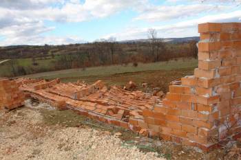 Şiddetli Lodosta Çiftlik Duvarı Büyük Bir Gürültü İle Çöktü
