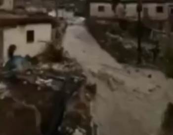 Şiddetli Yağış Köydeki Yolları Dereye Çevirdi
