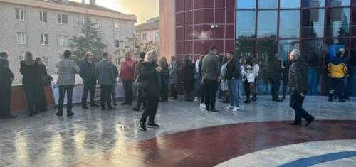 Sigaranın zararlarını dinleyip yine sigara içtiler! 