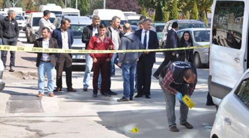 Sığınma evinde kalan eşini öldürdü