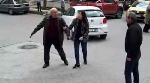 Silah çeken babayı kızı ikna etti