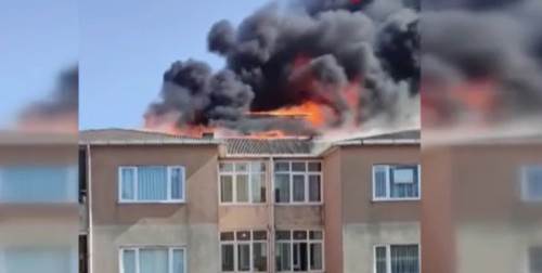 Silivri'de 5 katlı binanın çatısı alev alev Yandı