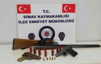 Simav’Da Bir Araçta Ruhsatsız Tabanca İle Av Tüfeği Ele Geçirildi
