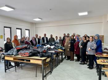 Simav’Da Kursiyerlerin Diktiği Montlar Gazze’Ye Gönderilecek
