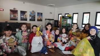 Simav’Da Ortaokul Öğrencilerinden Depremzede Çocuklara Oyuncak
