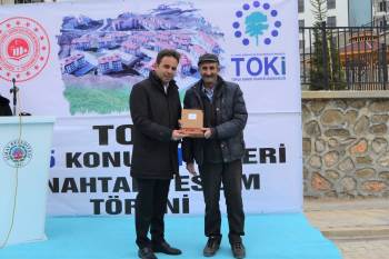 Simav’Da Yeni Konutlar Hak Sahiplerine Teslim Edildi
