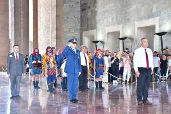 Simav’In Sarı Ve Mor Zeybekleri, Büyük Zafer’İn 100. Yılında Anıtkabir’E Gitti

