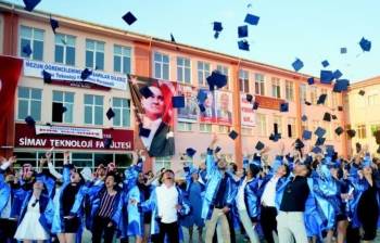 Simav Teknoloji Fakültesi’Nde Mezuniyet Coşkusu
