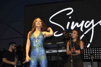 Simge, Afyonkarahisar’Da Sevenleri İle Bir Araya Geldi
