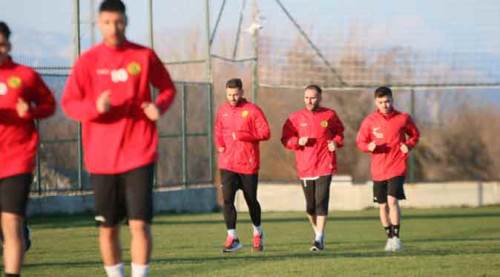 Şimşekler kampa başladı