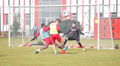 Şimşekler taktik çalıştı