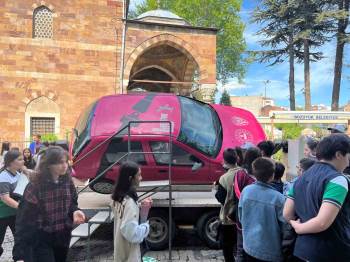 Simülasyon Aracında Emniyet Kemeri Takmayınca Olanlar Oldu, Bildiği Tüm Duaları Okudu
