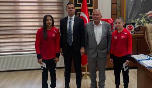 Sinanpaşa Kaymakamı Emrah Aslan başarılı güreşçiyi tebrik etti