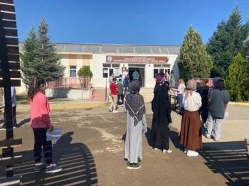 Sınav Salonlarında Adaylar Dışarda Aileler Ter Döktü
